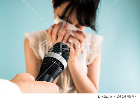 泣いてインタビューに答える女性 泣いてインタビューに答える女性 24144947