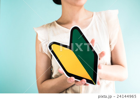 初心者マークを持つ女性 24144965