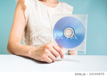DVDを持った女性 24144970