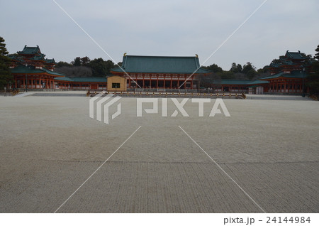 早朝の平安神宮･境内（京都市左京区岡崎西天王町） 24144984