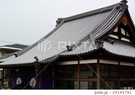 ギングロ瓦がまぶしい 寺の大屋根 １の写真素材