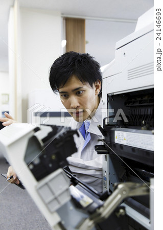 ビジネス　メンテナンス　修理　点検　ビジネスマン　オフィス　エンジニア　 24146693