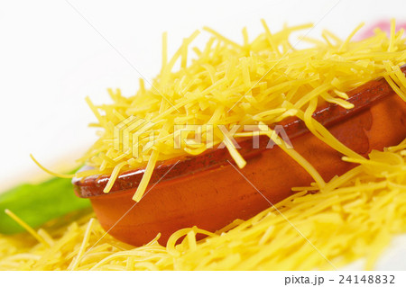 Dried egg noodles 24148832