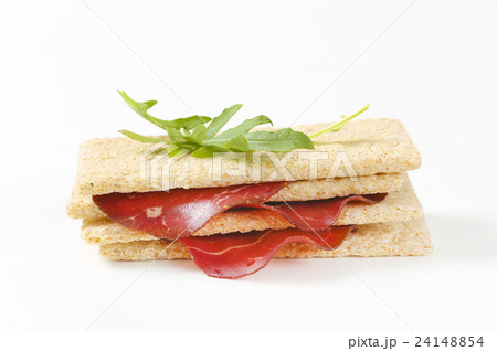 Crisp bread with smoked beef 24148854