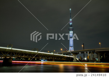 光跡とスカイツリーの夜景 光跡とスカイツリーの夜景 24149410