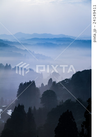 朝靄かかる山々 24149411