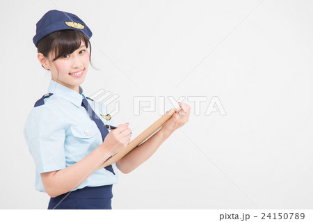 質問をする婦人警官のコスプレをした女性 質問をする婦人警官のコスプレをした女性 24150789