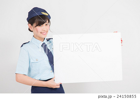 メッセージボードを持つ婦人警官のコスプレをした女性 24150855