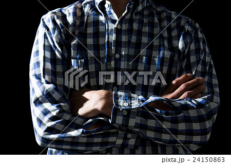 腕組みをする男性 黒バック 腕組みをする男性 黒バック 24150863