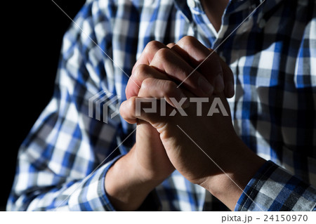 懇願する男性　黒バック 24150970