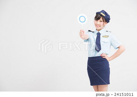 マルを持つ婦人警官のコスプレをした女性 24151011