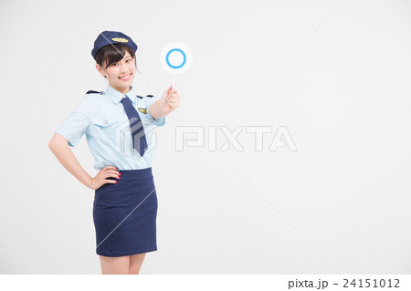 マルを持つ婦人警官のコスプレをした女性 24151012