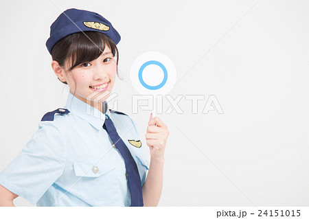 マルを持つ婦人警官のコスプレをした女性 24151015