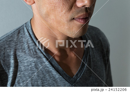 汗だくの若い男性　白バック 24152206