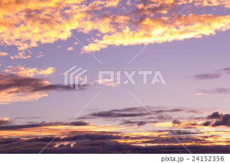 台風一過の夕方　台風の季節　曇り空　夕方　夕暮れ　日暮れの空　真夏の空　コピースペース　文字スペース 24152356