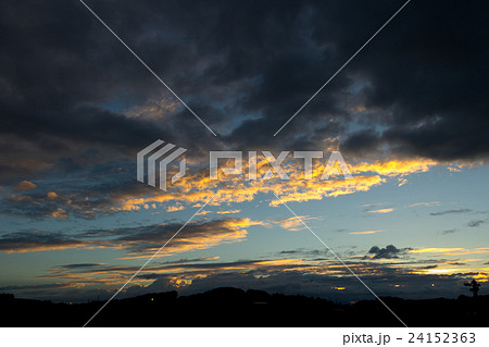 台風一過の夕方 台風の季節 曇り空 夕方 夕暮れ 日暮れの空 真夏の空 コピースペース 文字スペース 台風一過の夕方 台風の季節 曇り空 夕方 夕暮れ 日暮れの空 真夏の空 コピースペース 文字スペース 24152363