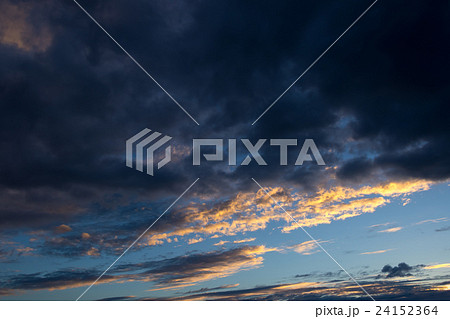 台風一過の夕方　台風の季節　曇り空　夕方　夕暮れ　日暮れの空　真夏の空　コピースペース　文字スペース 24152364
