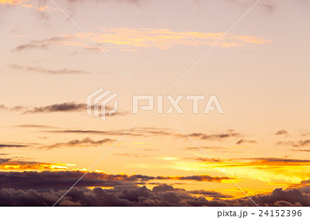 台風一過の夕方　台風の季節　曇り空　夕方　夕暮れ　日暮れの空　真夏の空　コピースペース　文字スペース 24152396