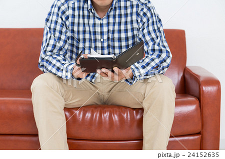 ソファに座る若い男性 24152635