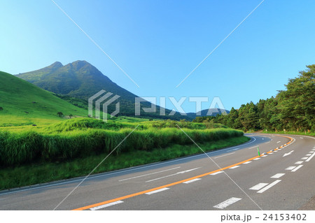 夏の湯布院 由布岳と九州横断道路 夏の湯布院 由布岳と九州横断道路 24153402