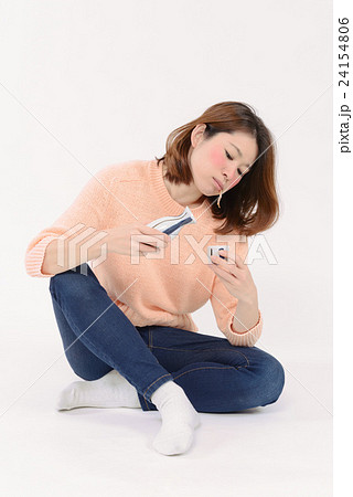 日本酒を飲んで酔っ払う若い女性 日本酒を飲んで酔っ払う若い女性 24154806