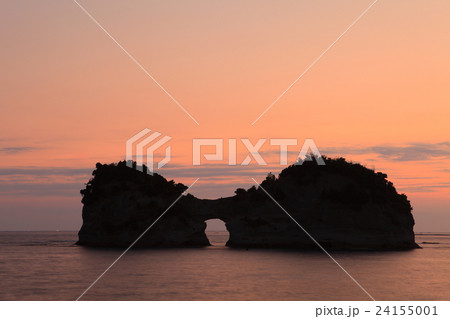 円月島（高嶋）の夕景 24155001