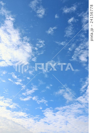 北海道の青空と白い雲 24156778