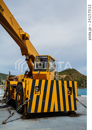 Yellow Crane truck 24157013