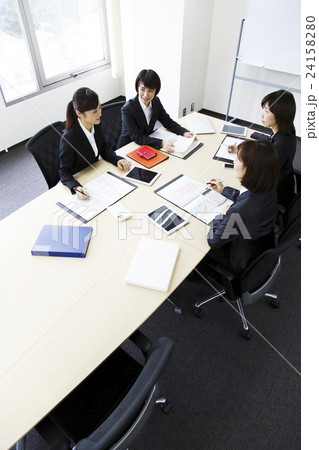 会議　ビジネス　女性　打ち合わせ　オフィス　ビジネスマン　ミーティング　プレゼンテーション 24158280