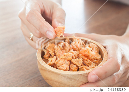 Fried shrimp chins snack in wooden bowl 24158389