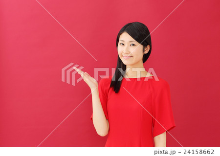 おすすめ・若い女性・赤背景 おすすめ・若い女性・赤背景 24158662