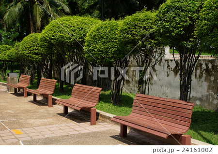Benches in park（公園内のベンチ） 24161002