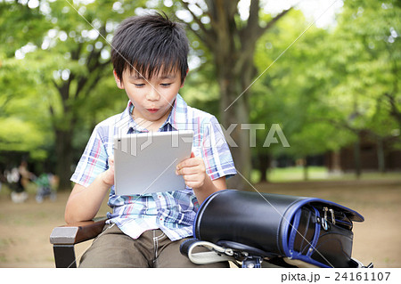 タブレットを使用する小学生 タブレットを使用する小学生 24161107