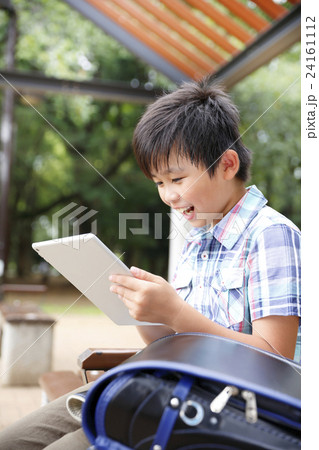 タブレットを使用する小学生 24161112