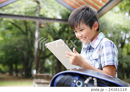 タブレットを使用する小学生 タブレットを使用する小学生 24161119