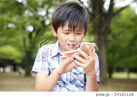 スマホを使用する小学生 スマホを使用する小学生 24161128