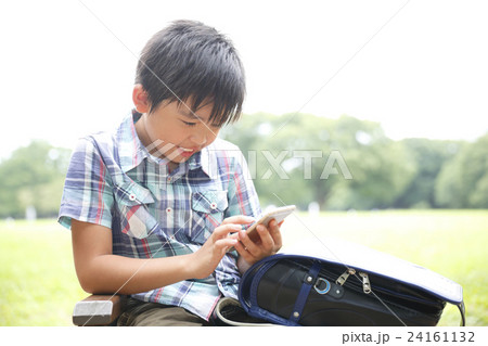 スマホを使用する小学生 スマホを使用する小学生 24161132