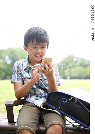 タブレットを使用する小学生 24161136
