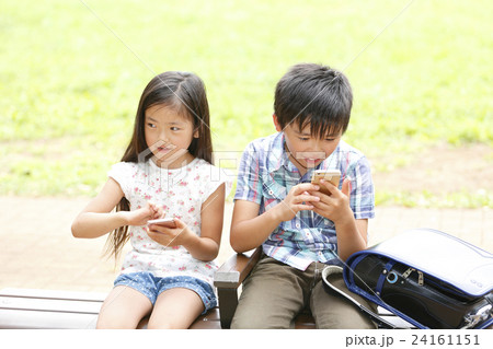 スマホを使用する子供 スマホを使用する子供 24161151