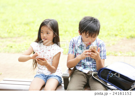 スマホを使用する子供 スマホを使用する子供 24161152