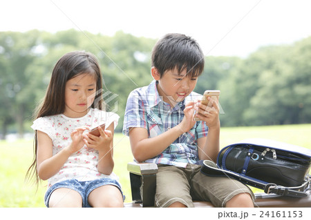 スマホを使用する子供 24161153