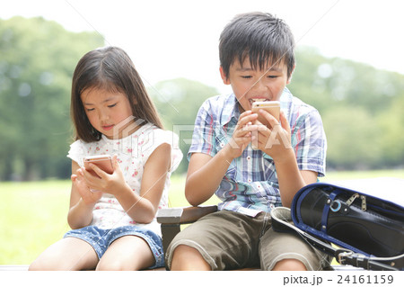 スマホを使用する子供 スマホを使用する子供 24161159