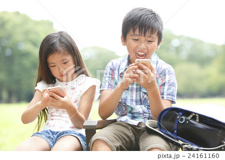 スマホを使用する子供 スマホを使用する子供 24161160