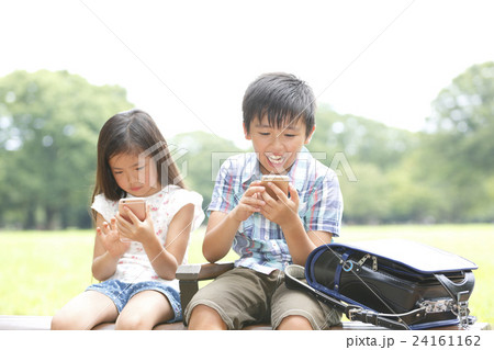 スマホを使用する子供 スマホを使用する子供 24161162