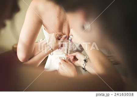 Luxury bride on the morning of wedding day 24163038