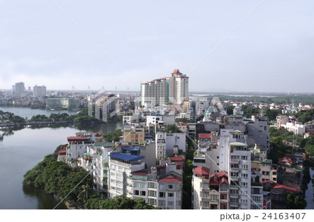 ベトナム・ハノイの湖と街並み 24163407