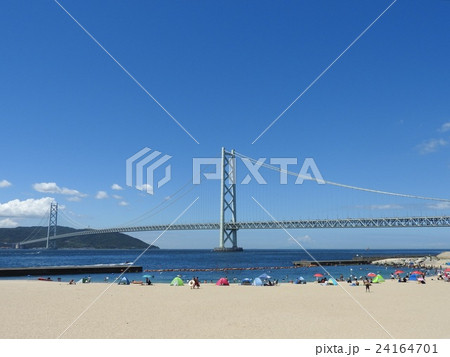 舞子海岸から見る世界一のつり橋「明石海峡大橋」：海水浴客で賑わう舞子浜 24164701