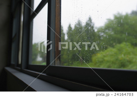 雨の日の窓辺 24164703