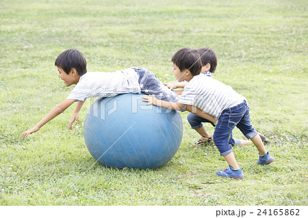 3兄弟ボール遊びの写真素材