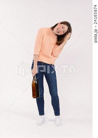 一升瓶を持った泥酔した若い女性 24165874